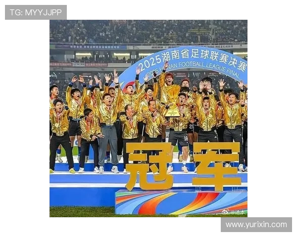 南京足球队在全国足球团队协作排行榜中荣获第九名展现团队精神与实力 南京足球队在全国足球团队协作排行榜中荣获第九名展现团队精神与实力